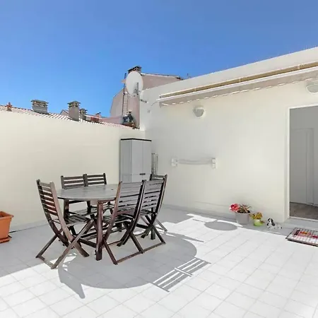 Spacious 1 Bedroom With Big Rooftop Terrace In