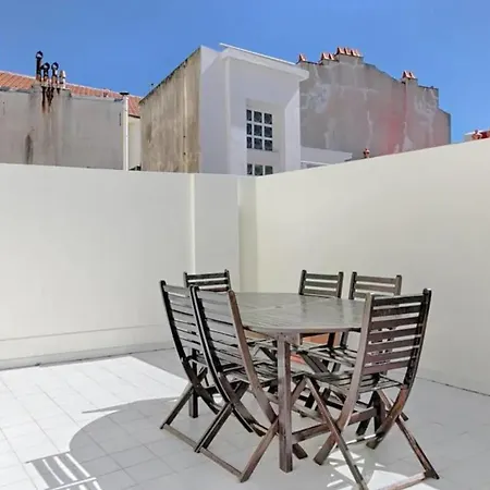 Apartmán Spacious 1 Bedroom With Big Rooftop Terrace In