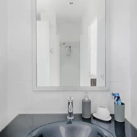 Apartmán Spacious 1 Bedroom With Big Rooftop Terrace In